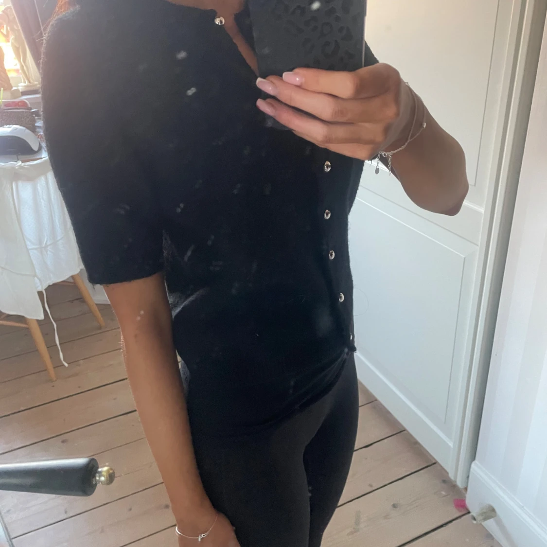 Svart kortärmad kofta med knappar - 1