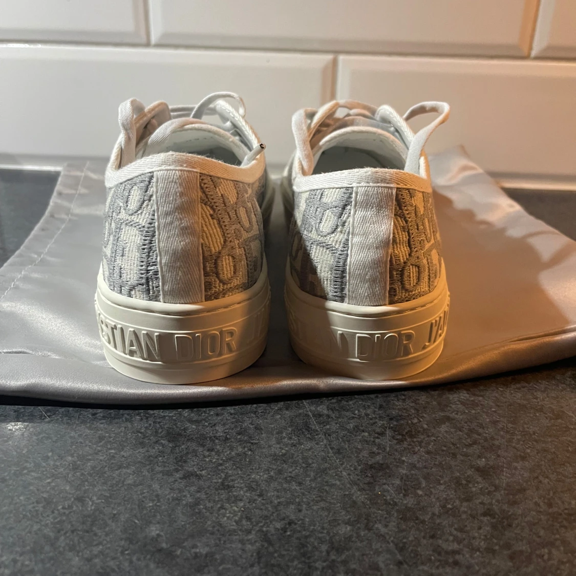 Grå sneakers från Christian Dior - 2