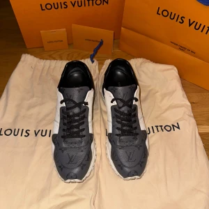 Louis vuitton run away sneakers  - Tja!  Säljer mina Louis Vuitton Run Away sneakers då jag är sugen på ett par andra skor, köpta i Marbella Puerto Banus. Väldigt fint skick knappt någon slitage. Kvitto finns! Alla original lådor samt påse och sko påsar medföljer!
