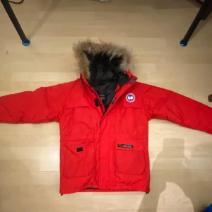 Röd Canada goose jacka - Jätte fin jacka från Canada goose den har ingen användning till längre för den är för liten skulle säga det är en size s. Kan diskutera om pris såklart 