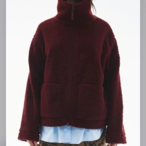 Vinröd teddyjacka hm  - Jätte fin vinröd Teddy jacka från hm, aldrig använd ! Hör av er om ni skulle vilja köpa  KÖP GÄRNA , pris kan diskuteras 