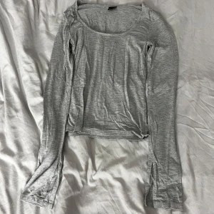Gina tricot tröja - Långärmad grå tröja med slits längs ner i ärmarna, storlek S. Nästan oanvänd. Fler frågor? Tveka inte att skriva o fråga.