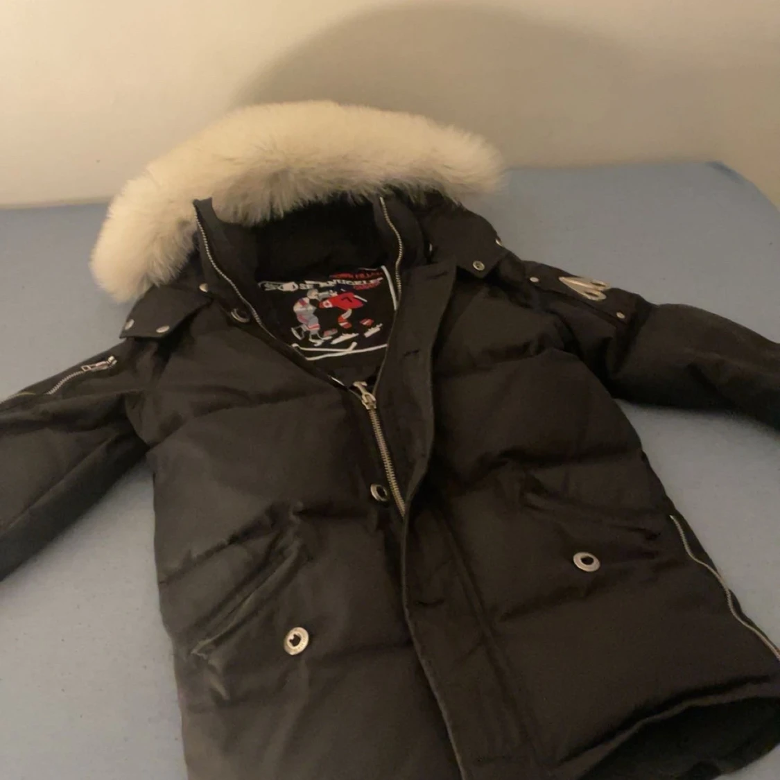 Svart dunjacka från Moose Knuckles