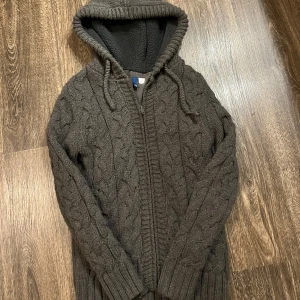 Mörkgrå cardigan - Säljer nu denna snygga cardiganen. Den är i toppskick och har inga defekter alls. Den är perfekt att ha nu på vintern eller den tidiga våren. Skick: 9,5/10