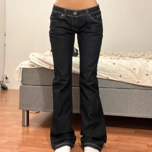 Jeans  - Midjemått: 38cm, innerbenslängd: 85cm😇