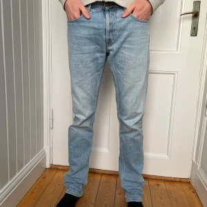 Ljusblå Replay jeans  - Snygga ljusblå jeans från Replay med klassisk design. Det är modellen grover i strl W30 L32. Jeansen är i nyskick 9/10. (Inköpta från Boozt) Han på bilden är 184 och väger 63kg. Vid frågor, prisförslag eller behov av fler bilder är du varmt välkommen att skicka ett meddelande! 