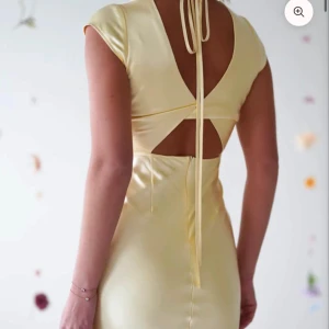 Ljusgul långklänning från Oh Hello - Ljusgul långklänning från Oh Hello med v-ringning och öppen rygg. Helt oanvänd, säljer pågrund av att den var för liten för mig. Perfekt för balen eller sommaren! Hör av dig vid frågor eller fler bilder! 💗💗