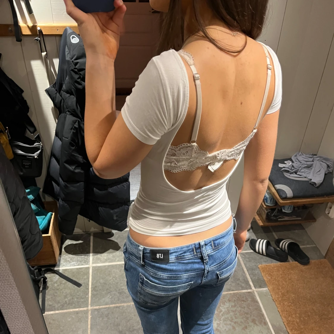 Vit kortärmad topp med öppen rygg från gina tricot - 1