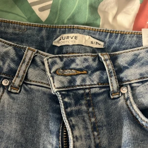 Blå bootcut jeans - Snygga blå bootcut jeans från Curve. De har en klassisk femficksdesign och en bekväm passform. Perfekta för en avslappnad stil.