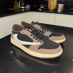 Nike air jordan 1 low reverse - Använda 1 gång, storlek 43