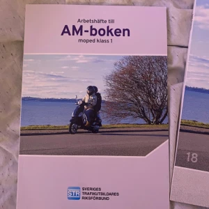AM-boken och Vägmärken & vägmarkeringar - Säljer AM-boken för moped klass 1 tillsammans med ett arbets- och övningshäfte samt en bok om vägmärken och vägmarkeringar. Perfekt för dig som ska ta mopedkörkort och vill ha allt material samlat. Böckerna är utgivna av Sveriges Trafikutbildares Riksförbund.