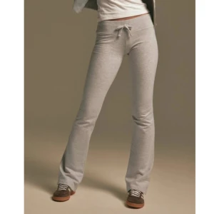 Grå mjukisbyxor med snörning - Snygga och bekväma grå mjukisbyxor med snörning i midjan. Byxorna har en bootcut-stil som ger en avslappnad look. Perfekta för en chill dag hemma eller en snabb tur till affären. Nypris 350kr