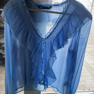 Zara blus  - Säljer nu min jättefina blus i strl S. Nyskick❤️