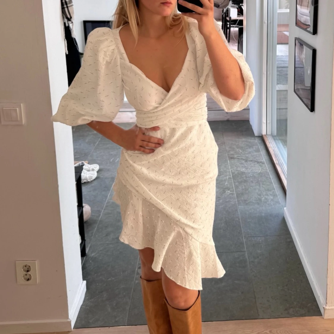 Vacker Adoore vit omlottklänning  - 1