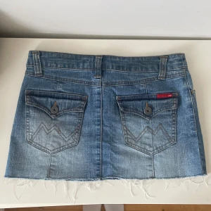 Lågmidjad ljusblå ljeanskjol - Ljusblå Lågmidjad jeanskjol. Så fina detaljer och asnajs fickor🧡🧡