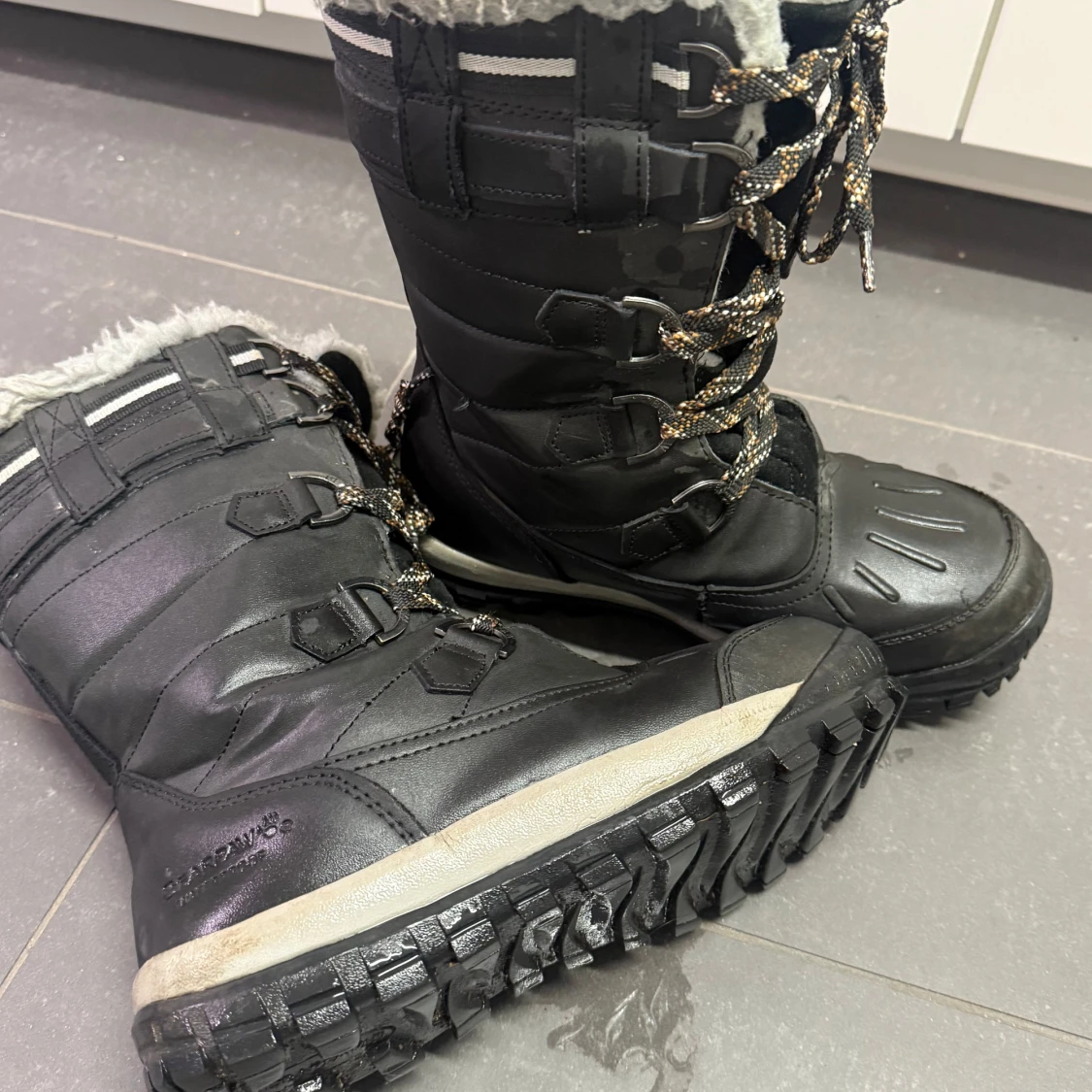 Svarta vattentäta vinterstövlar Bearpaw - 1