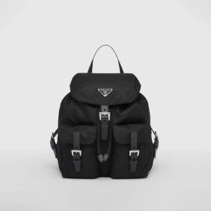 Prada Nylon ryggsäck - Säljer då jag aldrig använder den. Bra skick överlag men man ser tecken på använding på lädret. Köpte på Grailed för några år sedan så tyvärr inte kvitto