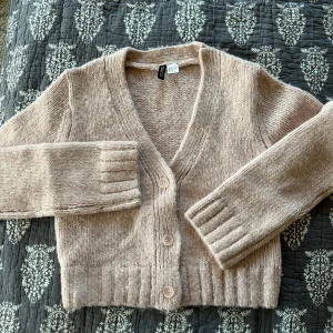 Ljusrosa stickad kofta - Säljer denna super mysiga stickade koftan från hm/divided ! Den är aldrig använd och är alltså i bra skick’ 💕Nypris 249kr | Kolla de sista bilderna för den korrekta färgen !