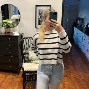 Vit och svart randig stickad tröja - Säljer en snygg vit stickad tröja med svarta ränder. Inga defekter!