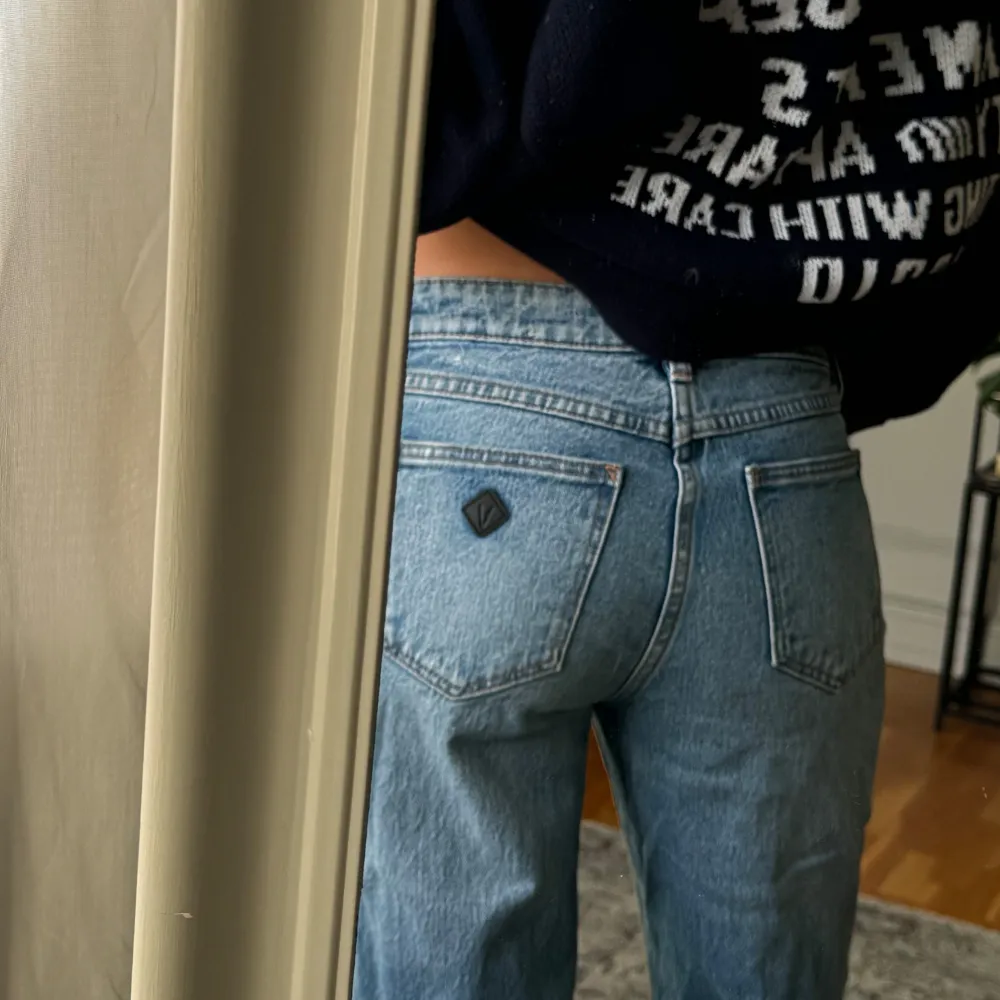 Snygga, långa blå jeans med rak/utsvängdpassform från märket Abrand, modellen heter ”99 low boot”. Storlek w27 (AU9) - ca S. De har en låg midja och är perfekta för en avslappnad stil. Jeansen har en enkel femficksmodell och en logga på bakfickan.. Farkut & Housut.