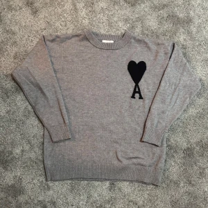 Tröja från Ami Paris - Säljer min tröja från Ami Paris pga att den inte passar. Helt oanvänd, bara testat en gång. DM för mer info och bilder ‼️