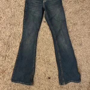 Blå bootcut jeans från Gina Tricot - Snygga blå bootcut jeans från Gina Tricot, Perfect Jeans. De har en klassisk femficksdesign och gylf. Köptes för 499 kr, säljs pga för små nu💕💞 Skriv privat för fler bilder, mått eller annan info! 