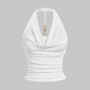 Vit halterneck topp - Snygg vit halterneck topp med draperad framsida och dekorativ kedjedetalj i ryggen. Perfekt för en stilren och chic look. Aldrig använd, storlek XS🤍