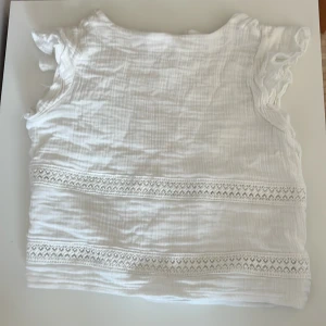 Meet me there blus💕 - Superfin blus ifrån meet me there. Har bara använt ett fåtal gånger. Är lite för kort på mig därför säljer jag(173 cm). Skriv om frågor 💕