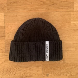 Carin Wester mössa - Så fin mössa från Carin Wester. En liten sminkfläck på insidan och därav priset🩷