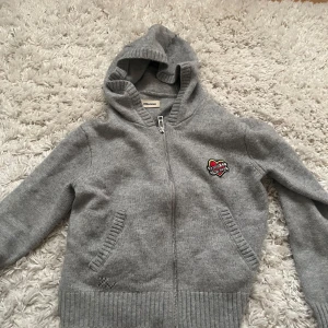 Zadig Voltaire hoodie - Säljer denna zip hoodie från Zadig Voltaire. Inga tecken på slitage 