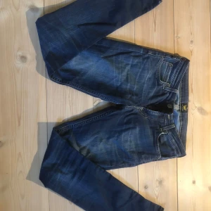 Blåa Lee jeans - Tjena!😊säljer nu mina stilrena Lee jeans i storlek W27 L32🔥pris: 299kr😮‍💨skick:10/10 då dem är smått använda✌️bra till en stilren och fett outfit🔥