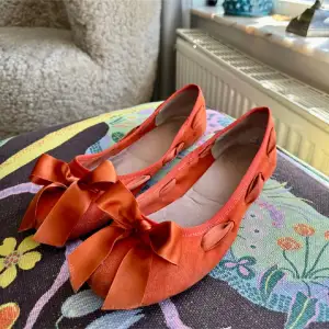 Ett par supersöta ballerina i mocka! Så fina till våren! De är använda men ändå i fint skick🧡Storlek 40 1/2 men liiite små i storleken så snarare en 40!