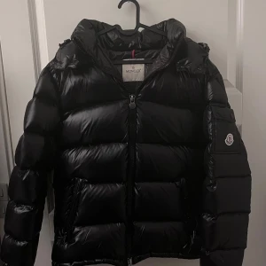 Moncler maya  - Säljer min Moncler maya då jag har fått en ny jacka. Den är i helt perfekt skick och ser ut hur bra som helst. Priset är inte hugget i sten. Den är i storlek 3 vilket motsvarar M skulle jag säga.
