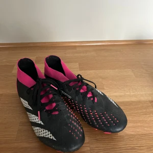 Svarta och rosa fotbollsskor - Bild 1: adidas predator storlek 42 2/3  250kr                          Bild 2: Adidas predator storlek 38 2/3 200kr                        Bild 3: Nike phantom storlek 39 200kr