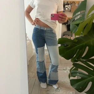 Patchade jeans i olika blå nyanser - Snygga patchade jeans med olika blå nyanser. De är lågmidjade och bootcut.