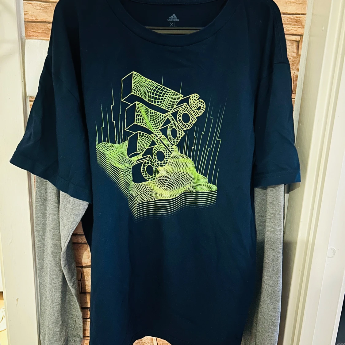 Mörkblå tröja från Adidas