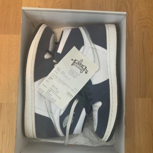 Nike Air Jordan 1 Midnight Navy  - Säljer ett par Nike Air Jordan 1 Midnight Navy i Strl 44.5. Skorna är köpta på dåvarande plugmeplease och kostade nypris 2950. Kvitto och Box medföljer. Dessutom medföljer två olika snören att välja mellan. Om ni har några fråga så hör av er till mig!