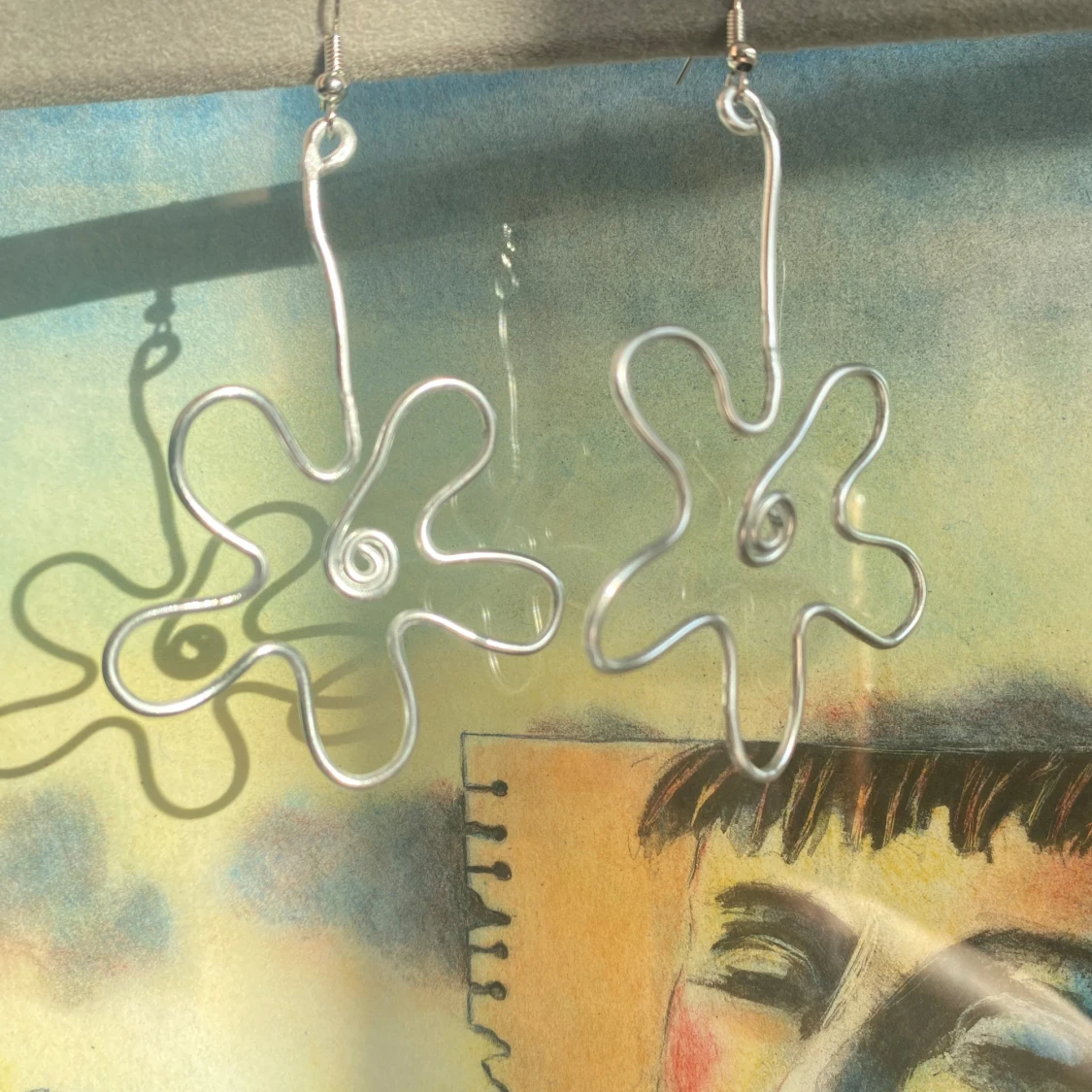 Silvriga örhängen i abstrakt form - 1