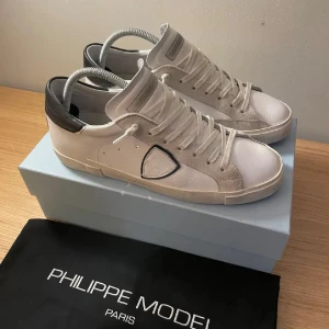 Philip Model skor  - Säljer ett par vita cleana Philip Model skor som är i väldigt fint skick. Skorna är i storlek 41. Box och dustbag följer självklart med. Kompis lade ut dom åt mig först. 