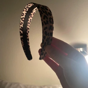Leopardmönstrat diadem - Snyggt leopardmönstrat diadem som ger en trendig touch till din outfit. Perfekt för att hålla håret på plats med stil. Passar både till vardag och speciella tillfällen.