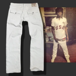 Vita True Religion jeans !SÄLLSYNTA!, samma som chief keef - Sällsynta true religion ricky jeans, samma modell och färg chief keef har i bilden! Utmärkt kondition inga fläckar alls, knappt använda storlek 33, BILLIGARE PRIS OM NI FÖLJER