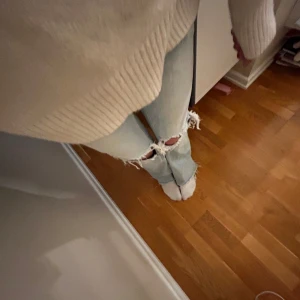 Ljusa jeans med slitningar - Säljer ett par skiit snygga jeans!🤗 är 168 och passar folk mellan 164-170❤️ pris kan diskuteras vid snabbt köp🥰