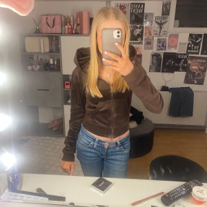 Brun velourjacka med dragkedja - Säljer en brun velourjacka med dragkedja och huva. Jackan har en tight passform och långa ärmar, perfekt för en avslappnad stil. Den mjuka velouren ger en lyxig känsla. Perfekt för höst och vår!