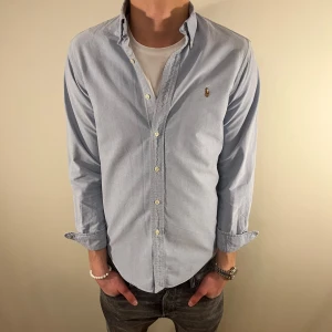 Ljusblå Ralph Lauren skjorta - Nu säljer vi ännu en fet polo skjorta som passar till alla tillställningar och skjortan är i mycket bra skick! Du ska kunna uttrycka stil utan att det kostar för mycket!🕺🍾💼🤩  Storlek👔:  M Nypris💰: ca 1499 kr 