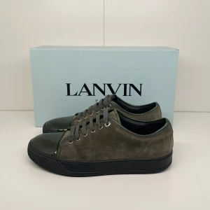 Lanvin Sneakers - Tja, säljer ett par gröna Lanvin cap toe i storlek UK 6 (sitter som 41-42). Originallåda + helt ny dustbag och snören tillkommer. Pris ej hugget i sten och byten kan vara intressant😁🙌