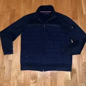 Tommy Hilfiger Cardigan  - Säljer en snygg mörkblå jacka från Tommy Hilfiger. Den är i bra skick och har inga deffekter. Modellen är 190cm. Nypris:2399kr.  Tveka inte att skriv för frågor eller fler bilder! Pris kan diskuteras 