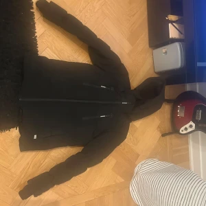 Svart jacka från Cars Jeans - Säljer en svart vinterjacka från Cars Jeans 