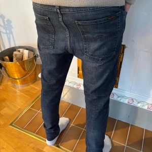 Nudie jeans  - Nudie jeans med riktig fet tvätt | storleken är 31/32 | Liten slitning på tredje bilden men inget stort |  vid fler funderingar kom privat🤩