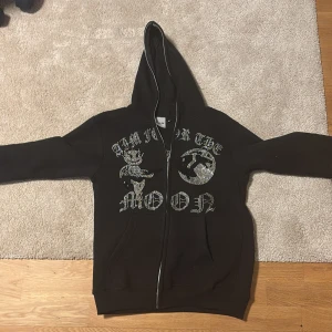 Svart aim for the moon zip hoodie - Säljer min Aim for the moon zip hoodie. Använd typ två gånger p.g.a för liten.
