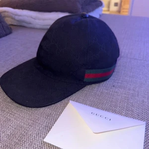 Gucci keps - Hej! Säljer denna Gucci kepsen, äkta såklart. Den är i storlek S och jag har äktighetsbevis på att jag köpt den från Gucci. Säljer den eftersom jag vill köpa en storlek större för S passar inte mitt huvud längre. Den har inga skador eller defekter, den är INTE solblekt eller liknande. Kan gå ner i pris vid snabb affär! Skriv för mer info. Mvh Alex